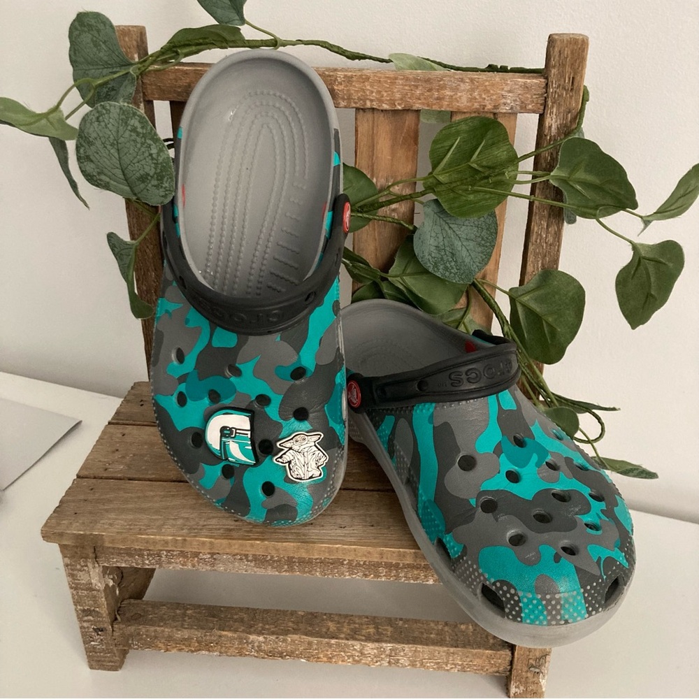 DISNEY PARKS STAR WARS CAMO CROCS THE MANDALORIAN CLOGS  2 JIBBITS GROGY
S1P